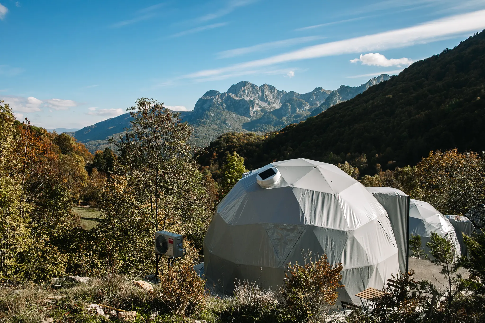 Сфера Ursa Camp на фоне гор