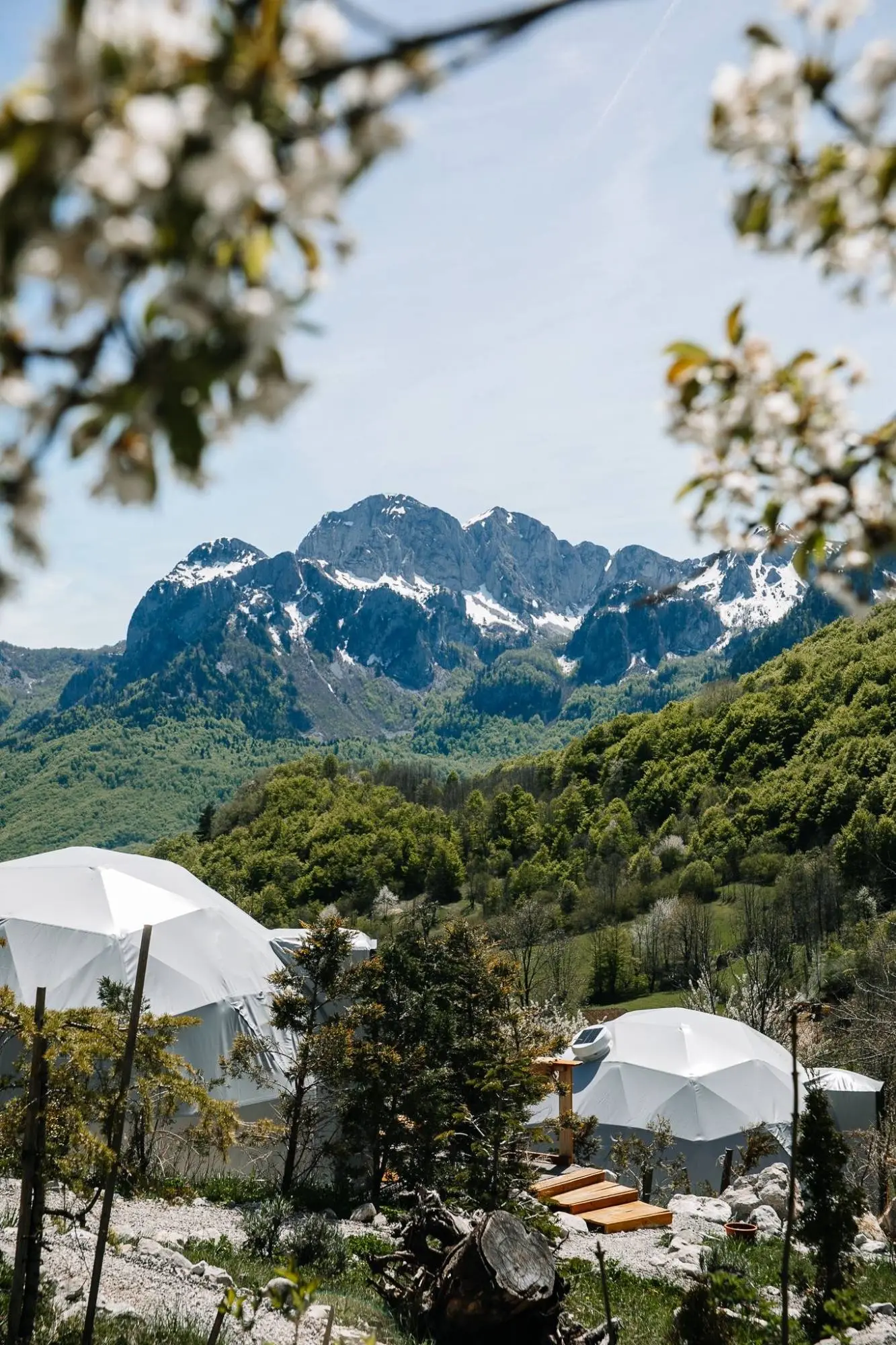 Сфера Ursa Camp на фоне гор